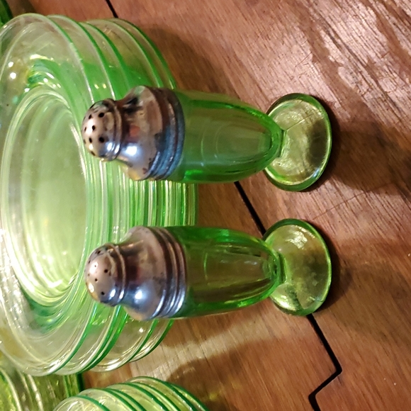 Vintage Uranium Green Glass Shaker Set - Picture 3 of 7